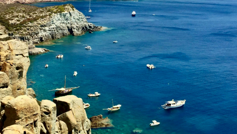 Vista dall'alto della costa di Carloforte