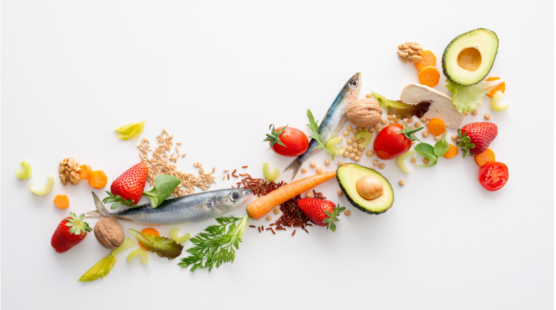 diversi ingredienti (come avocado, fragole, carote, ceci ecc) disposti su sfondo bianco