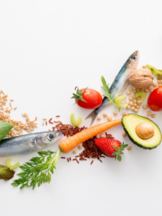 diversi ingredienti (come avocado, fragole, carote, ceci ecc) disposti su sfondo bianco