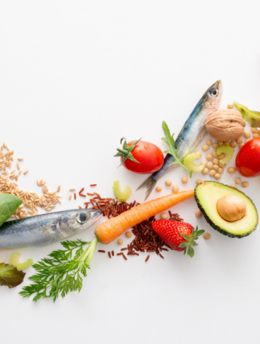 diversi ingredienti (come avocado, fragole, carote, ceci ecc) disposti su sfondo bianco
