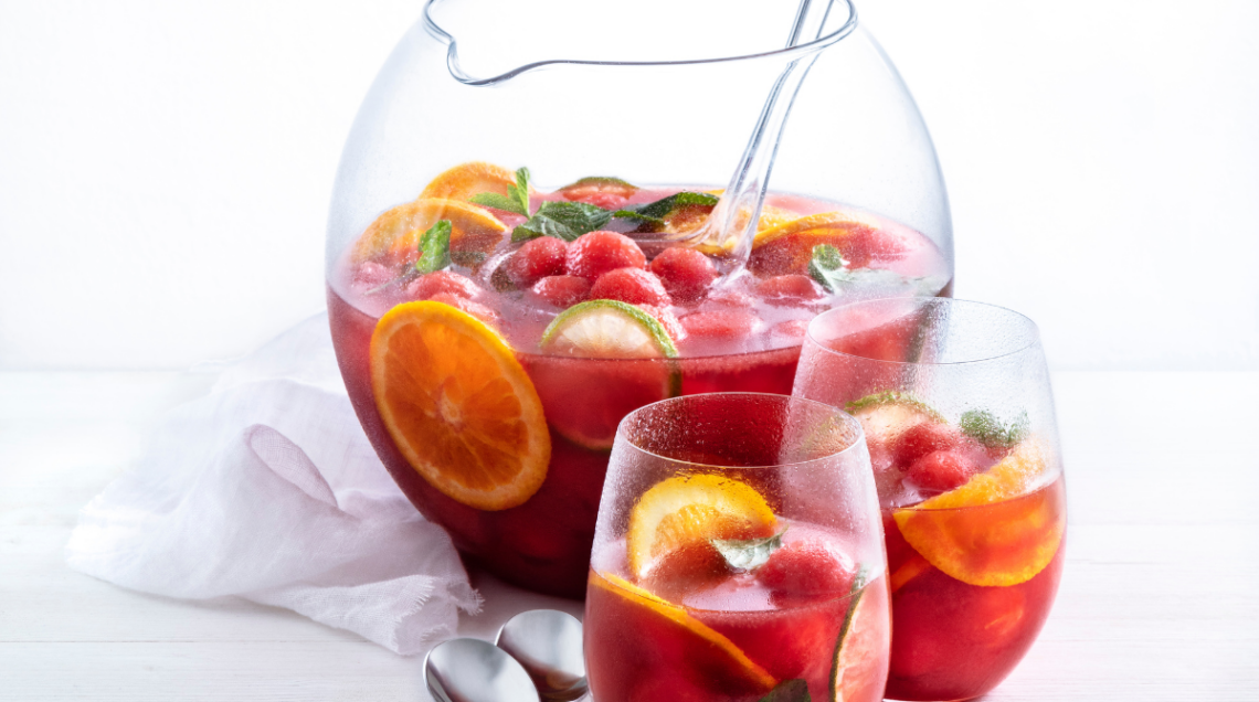 Due bicchieri di vetro e una ciotola grossa sono riempiti di sangria