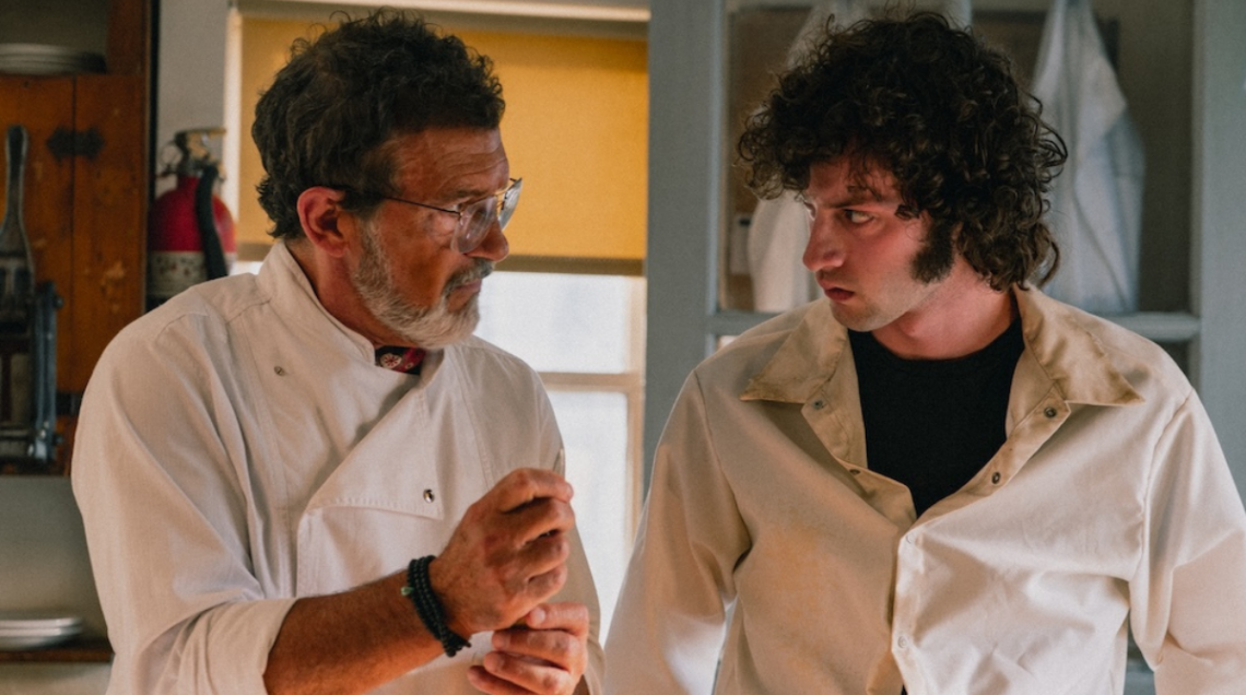 Antonio Banderas a sinistra che spiega qualcosa a Dominic Sessa