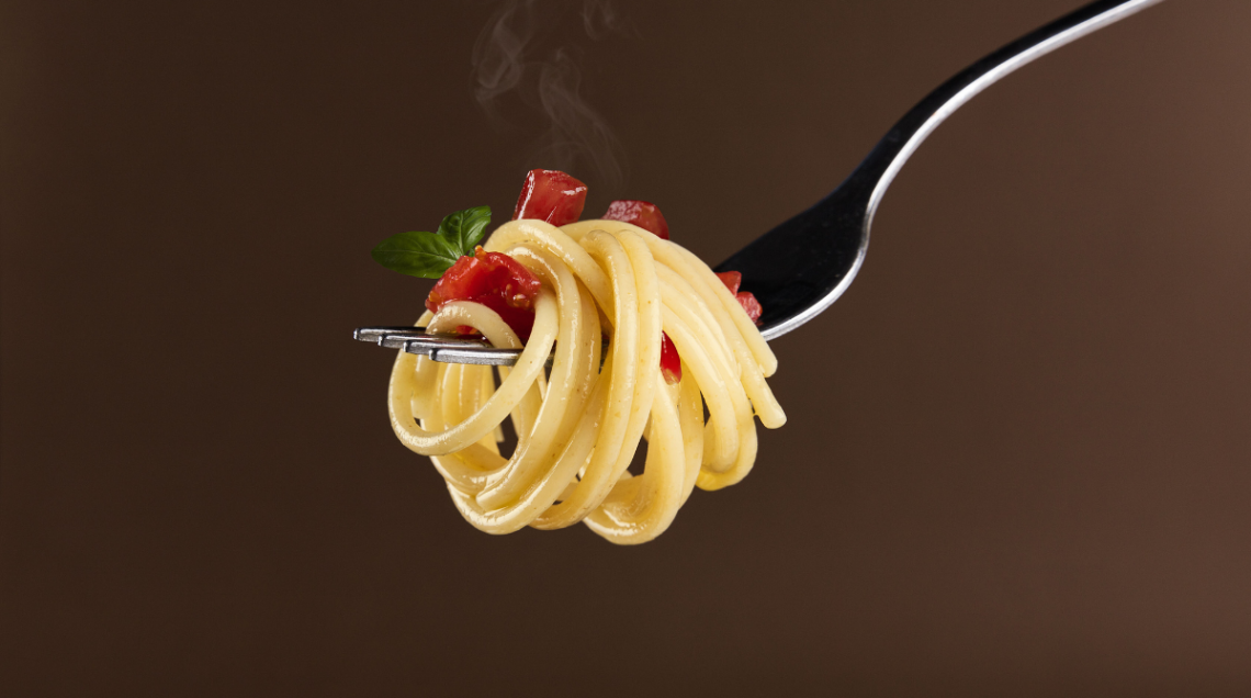 una forchettata di spaghetto aglio, olio e peperoncino