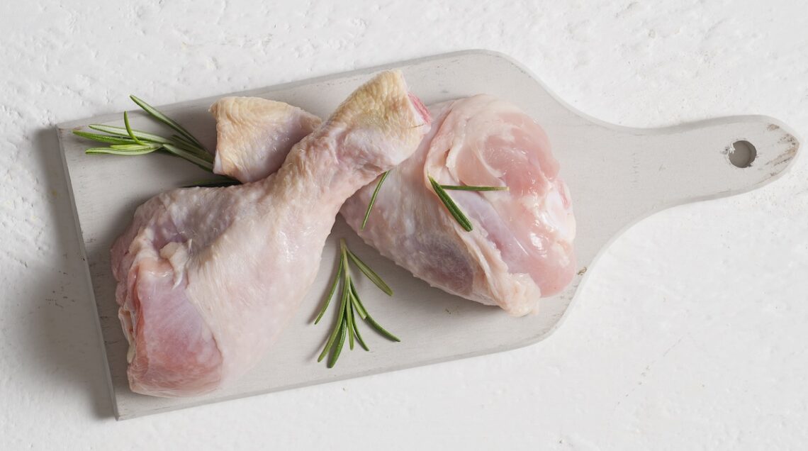 fusi di pollo su tagliere