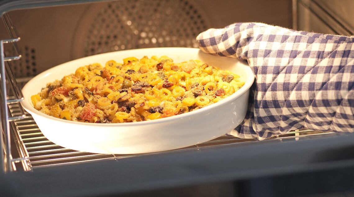 teglia con pasta al gratin in forno