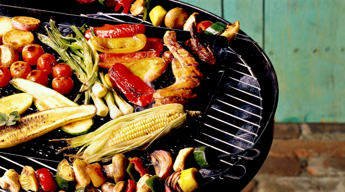 una griglia con carne e verdure