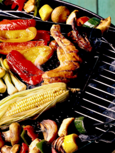 una griglia con carne e verdure