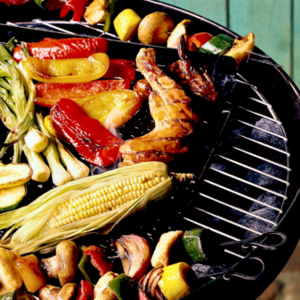 una griglia con carne e verdure