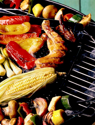 una griglia con carne e verdure