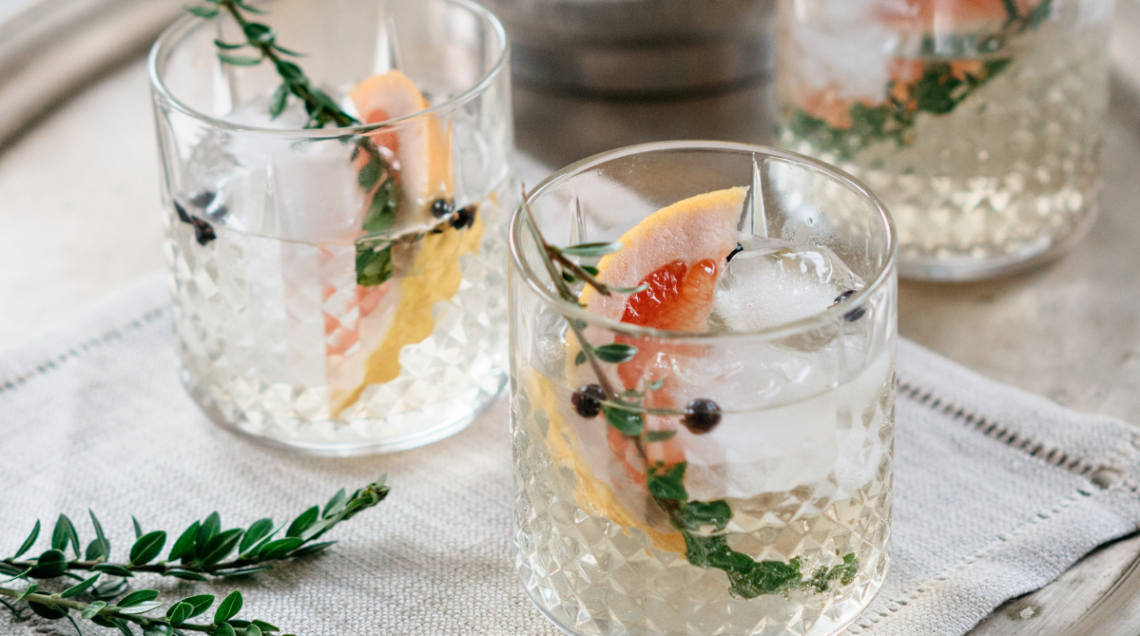 Gin tonic pompelmo e bacche di ginepro