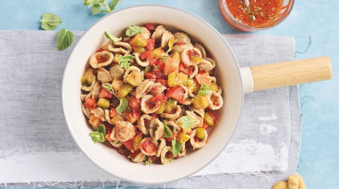 Orecchiette al sugo crudo all'interno di una pentola bianca