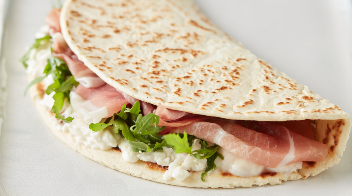 piadina classica con crudo, squacquerone e rucola