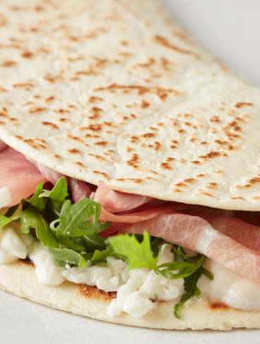 piadina classica con crudo, squacquerone e rucola