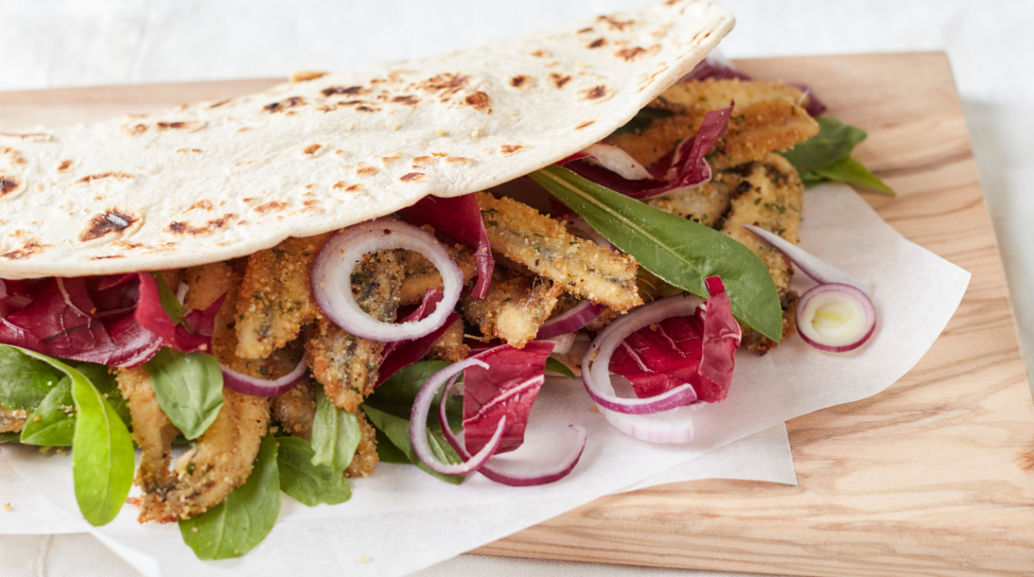 piadina ai sardoncini: alici fritte, radicchio verde, cipollotto e peperoncino