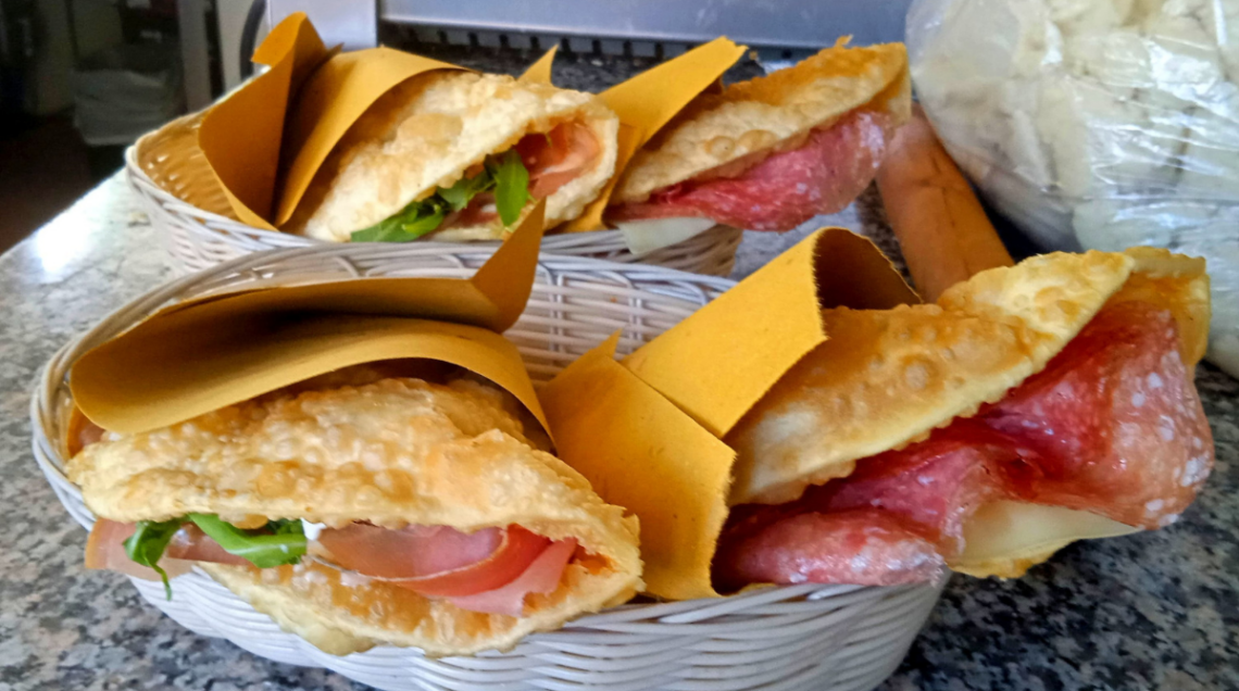 piadine fritte farcite e servite all'interno di cestini ovali di vimini
