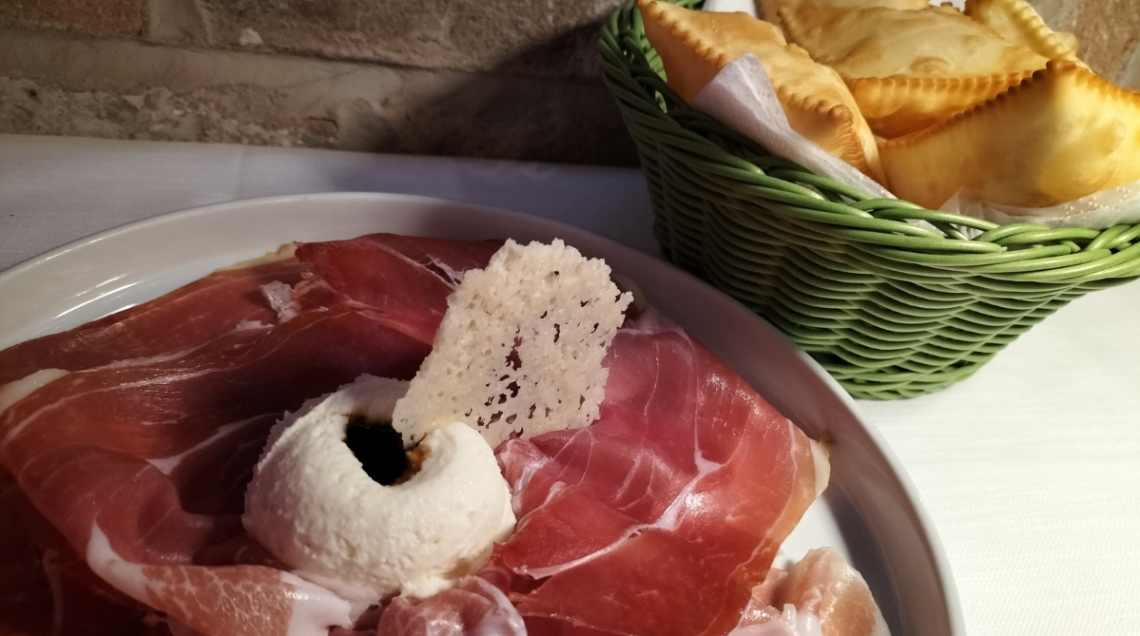 gnocco fritto servito con prosciutto crudo, gelato al parmigiano e aceto balsamico, al ristorante La Grattugia
