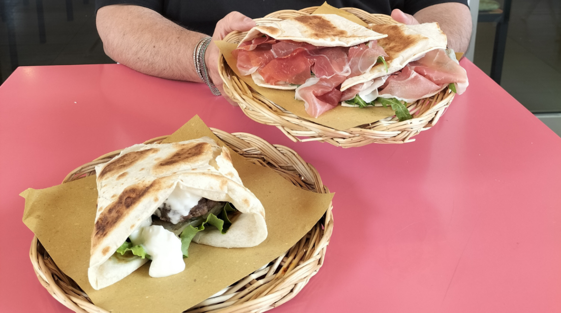 Due piadine farcite servite in vassoi di vimini rotondi del ristorante Nud e Crud
