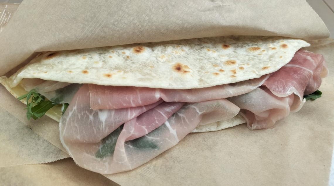 Una piadina farcita della piadineria Da Romano