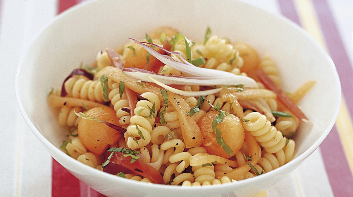 Insalata di pasta con cipollotti e speck