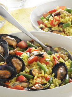 due ciotole bianche contenenti delle insalate di riso ricche di ingredienti come fagiolini, cozze e pomodori