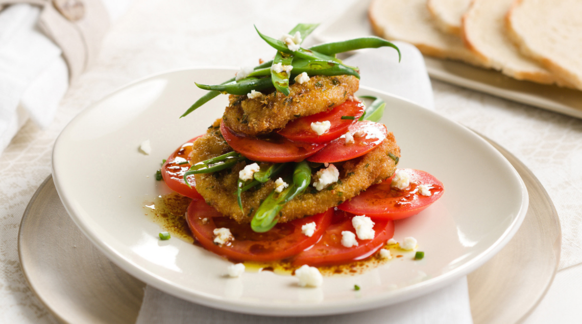 millefoglie di cotolette con pomodori e fagiolini