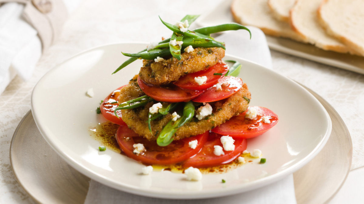 Millefoglie di cotolette con pomodori e fagiolini
