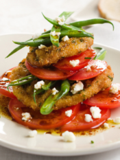 millefoglie di cotolette con pomodori e fagiolini