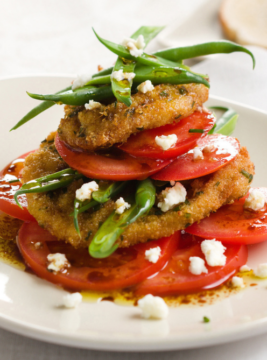 millefoglie di cotolette con pomodori e fagiolini