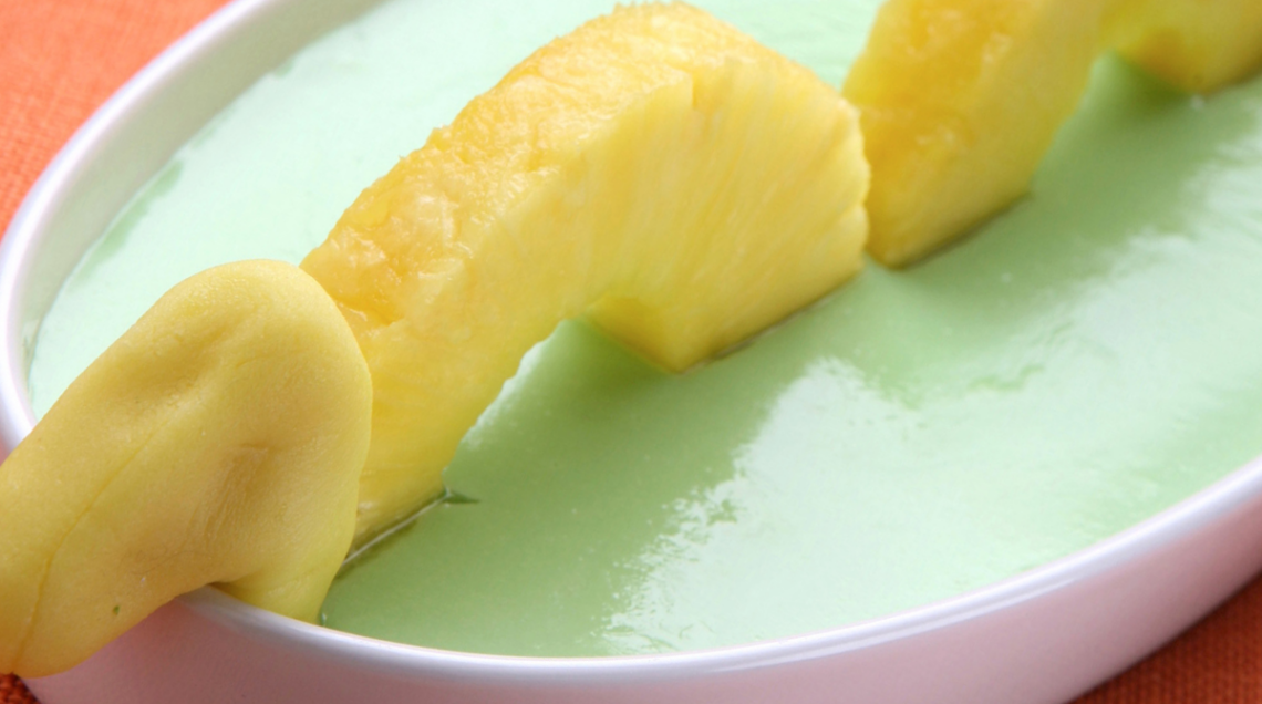 budino verde con decorazione di ananas che ricorda il mostro di lochness