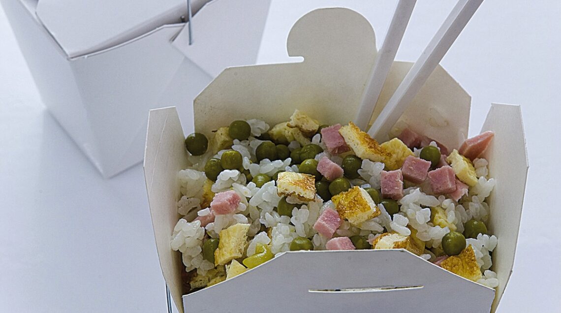 vaschetta take away con riso fritto alla cantonese