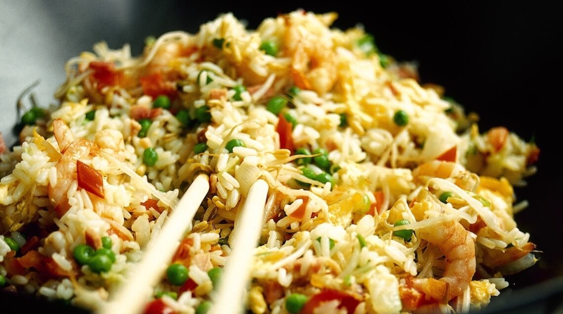 riso fritto alla cantonese nel wok con bacchette