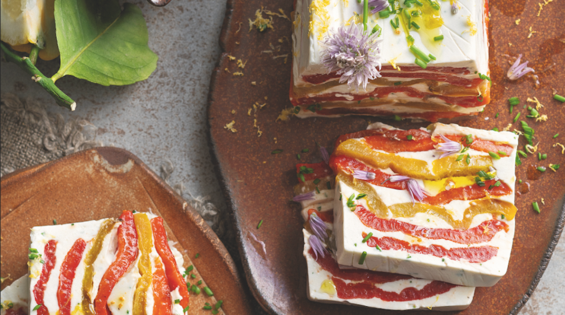 terrina di robiola e peperoni tagliata a fette su tagliere marrone