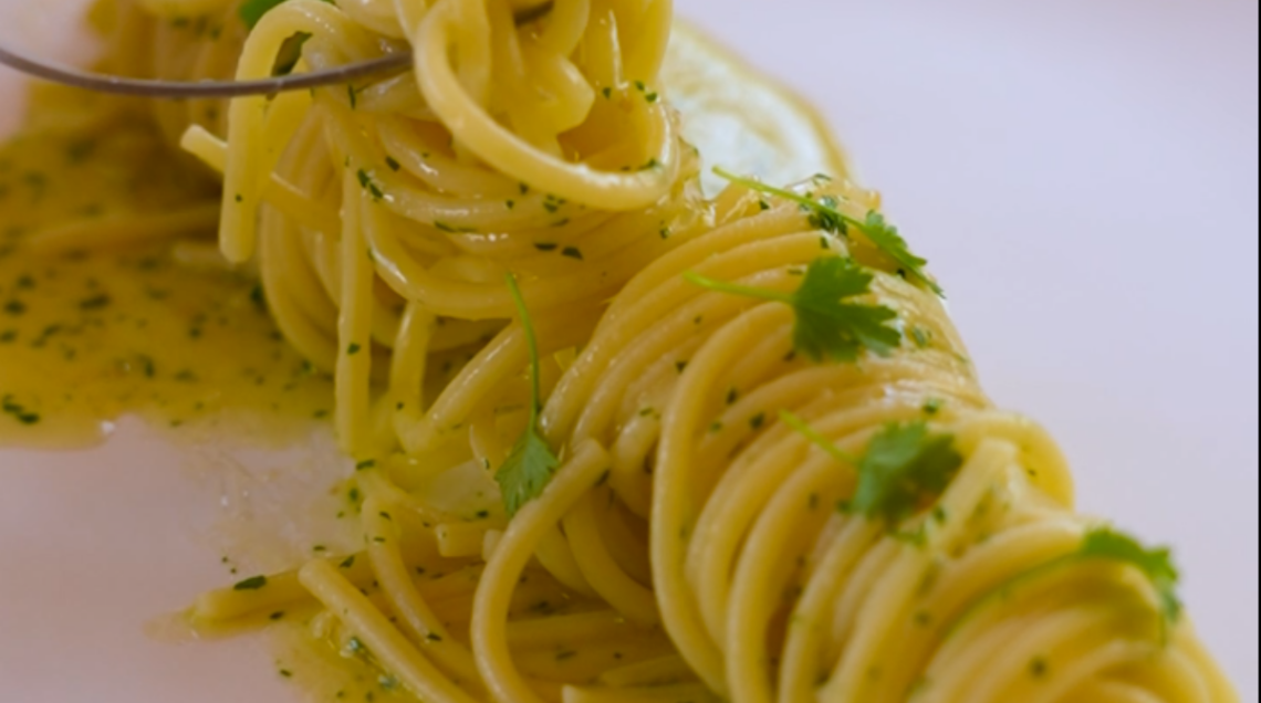 uno spaghetto con aglio, olio e peperoncino