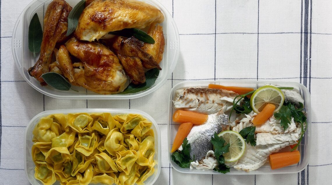 vaschette con cibo avanzato cotto