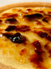 Tartellette crème brûlé con pesche piastra e pepe di Timut