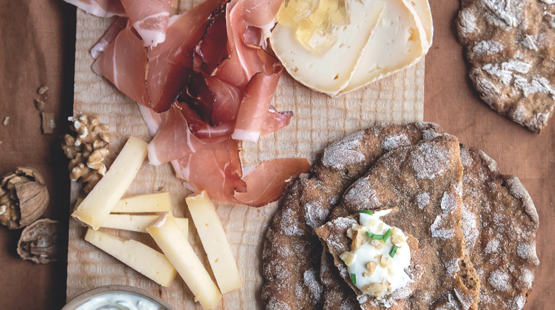 Schüttelbrot con speck, formaggio e gelatina di mele