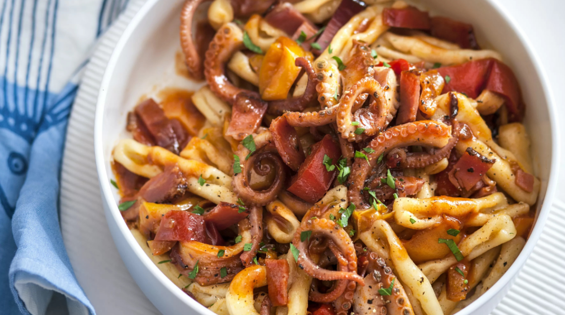 Capunti con sugo di moscardini, speck e peperoni