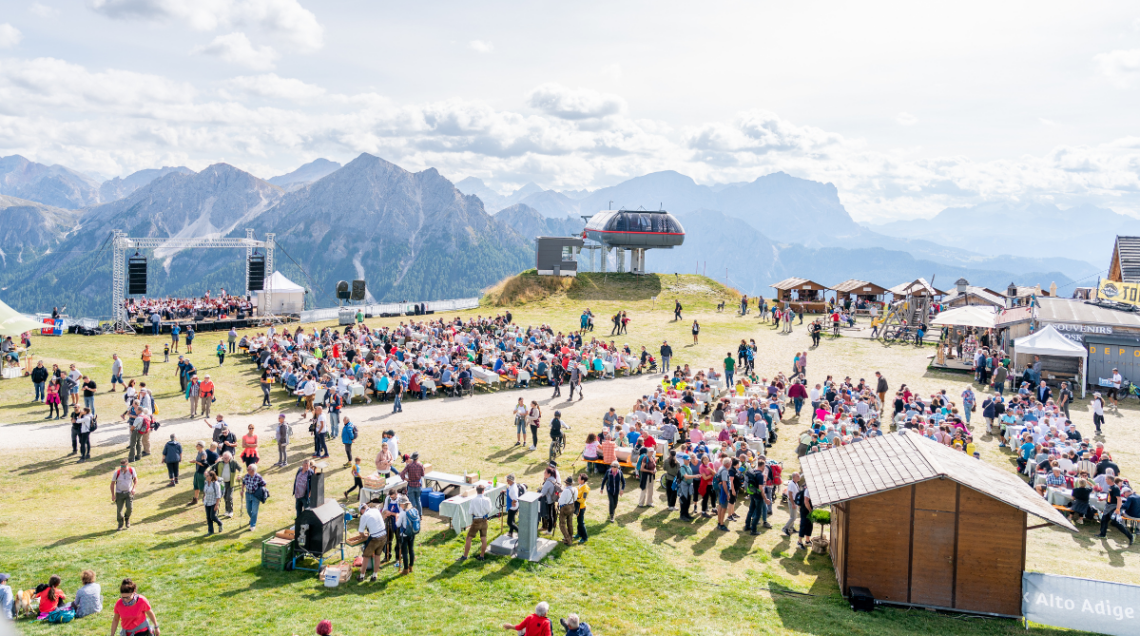 in alta quota le persone festeggiano lo speck