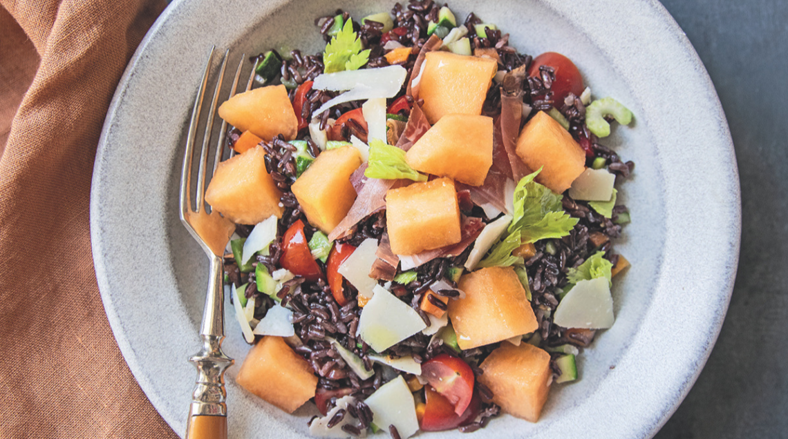 Insalata di riso nero con verdure e speck