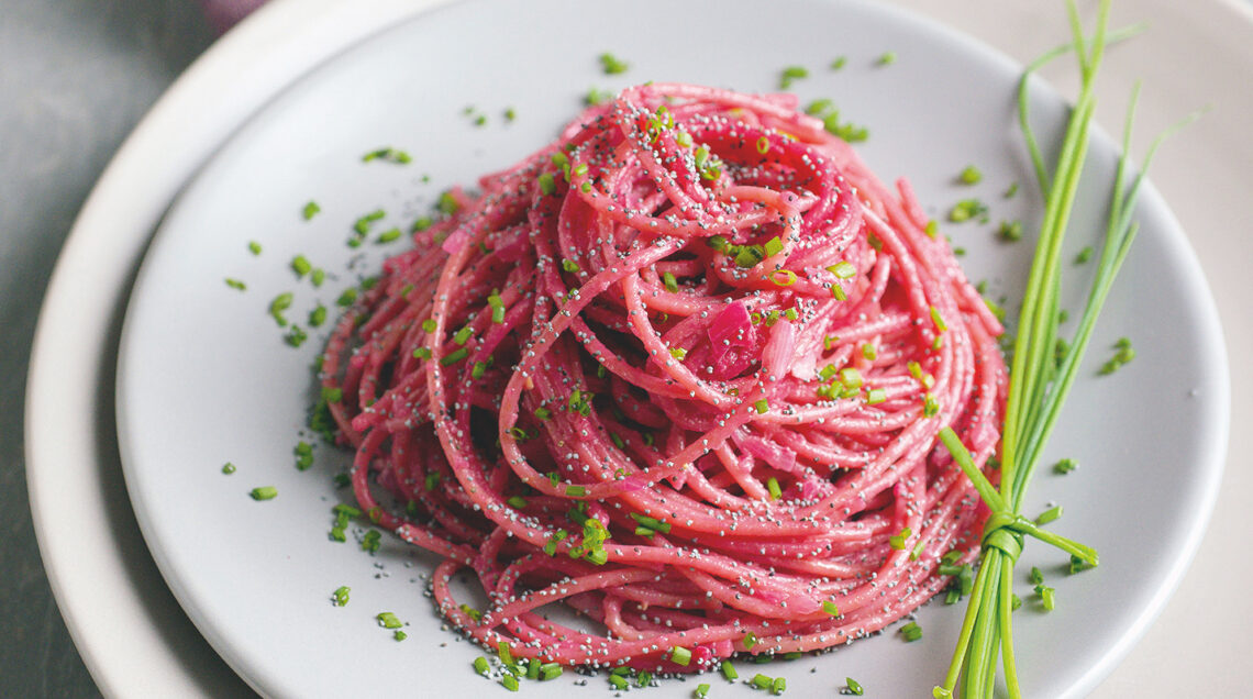 Spaghetti alla crema di barbabietola: veloci e scenografici