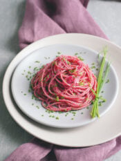 Spaghetti alla crema di barbabietola: veloci e scenografici