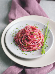 Spaghetti alla crema di barbabietola: veloci e scenografici