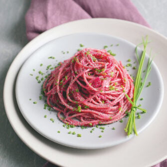 Spaghetti alla crema di barbabietola: veloci e scenografici