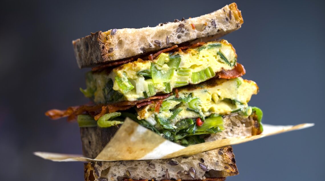 pila di panini di pane casereccio e frittata