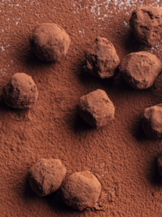 tartufi al cioccolato ricoperti di cacao e un colino