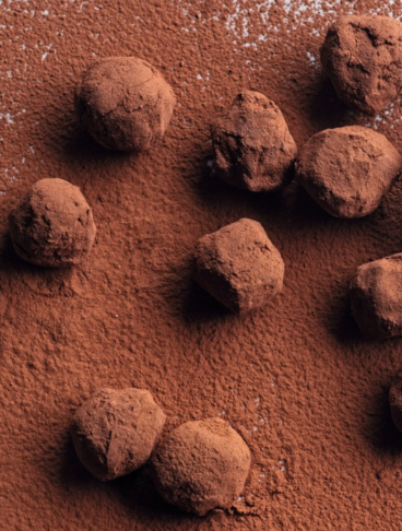 tartufi al cioccolato ricoperti di cacao e un colino