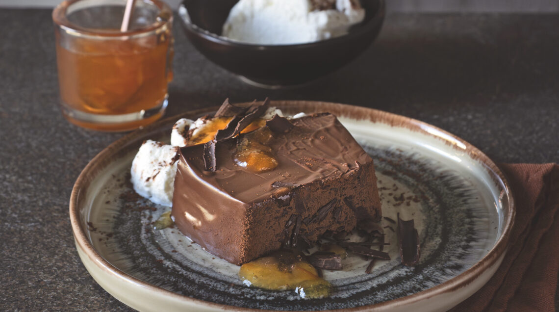 Budino al cioccolato amaro con panna e marmellata di arancia