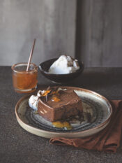 Budino al cioccolato amaro con panna e marmellata di arancia
