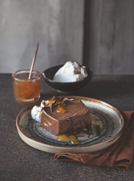 Budino al cioccolato amaro con panna e marmellata di arancia