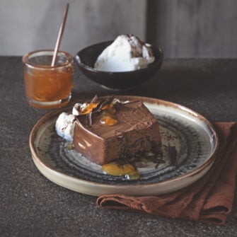 Budino al cioccolato amaro con panna e marmellata di arancia